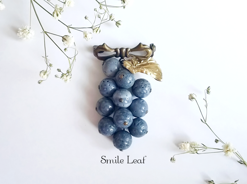 青珊瑚の葡萄ブローチ