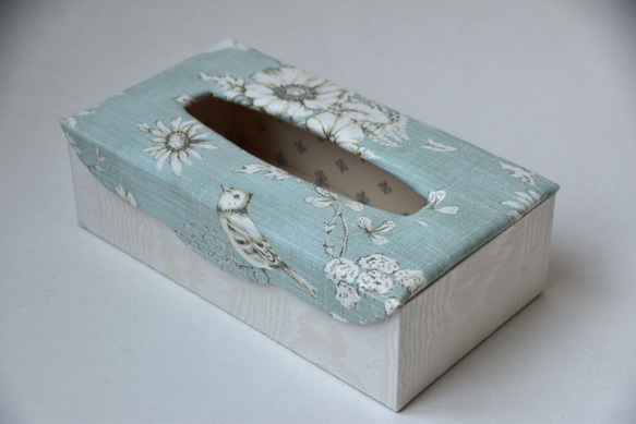 再販【カルトナージュ】イギリスの小鳥のファブリックで作るティッシュボックス　サックスブルー 1枚目の画像