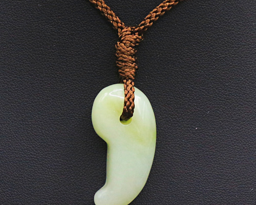 勾玉 ニュージェイド magatama64 ネックレス・ペンダント せんと