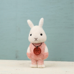 羊毛フェルトブローチ　ウサギ　ホワイト（選べる刻印ペンダント）ピンクポケット 2枚目の画像