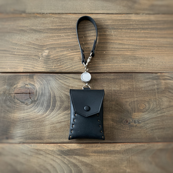 くるみボタンとハンドステッチの リールキー付き　カード&パスケース　ナチュラル　ブラウン　ブラック 8枚目の画像