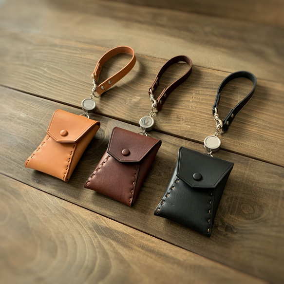くるみボタンとハンドステッチの リールキー付き　カード&パスケース　ナチュラル　ブラウン　ブラック 1枚目の画像