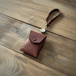 くるみボタンとハンドステッチの リールキー付き　カード&パスケース　ナチュラル　ブラウン　ブラック 4枚目の画像