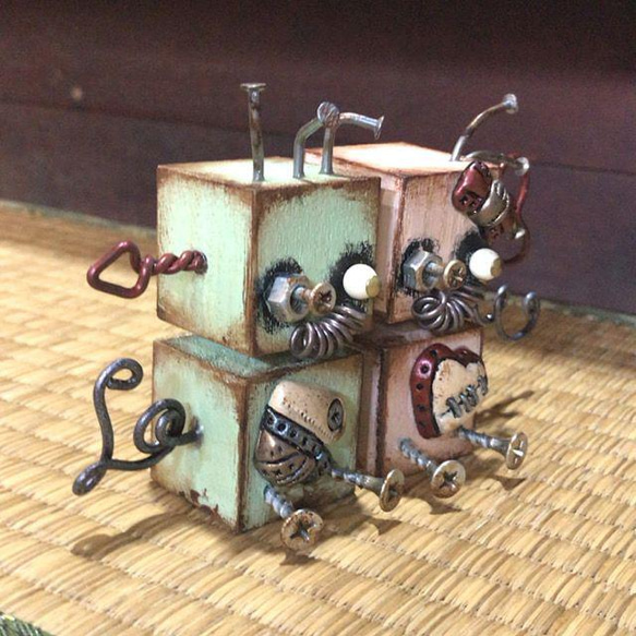 木製ロボット　ハート ゾンビロボット　グリーンとベージュ　ペア 2枚目の画像
