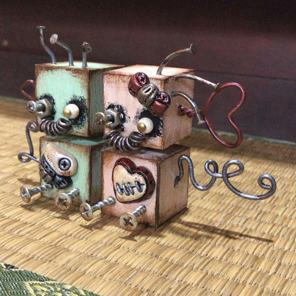 木製ロボット　ハート ゾンビロボット　グリーンとベージュ　ペア 1枚目の画像