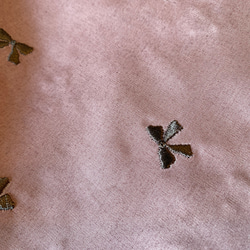 新商品！『ココチファブリック ソフトブロード 刺繍  リボン柄　スモーキームラサキ』50㎝単位でカット〜 8枚目の画像