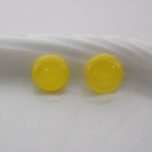 再販　レモン色　ガラスピアス　スタッド　シンプル　ノンホールピアス　アレルギー対応　サージカルステンレス　黄色 2枚目の画像