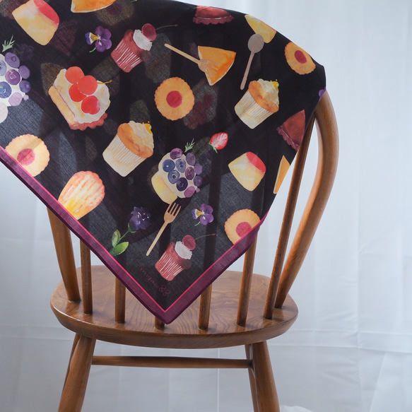 「卡哇伊糖果」是一款水彩手帕，也可以當圍巾。 第3張的照片