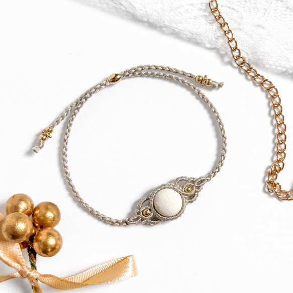 アロマ香る 癒しのマクラメブレスレット　* 気持ちほどける馥郁 * グレージュ　ギフトラッピング対応 1枚目の画像