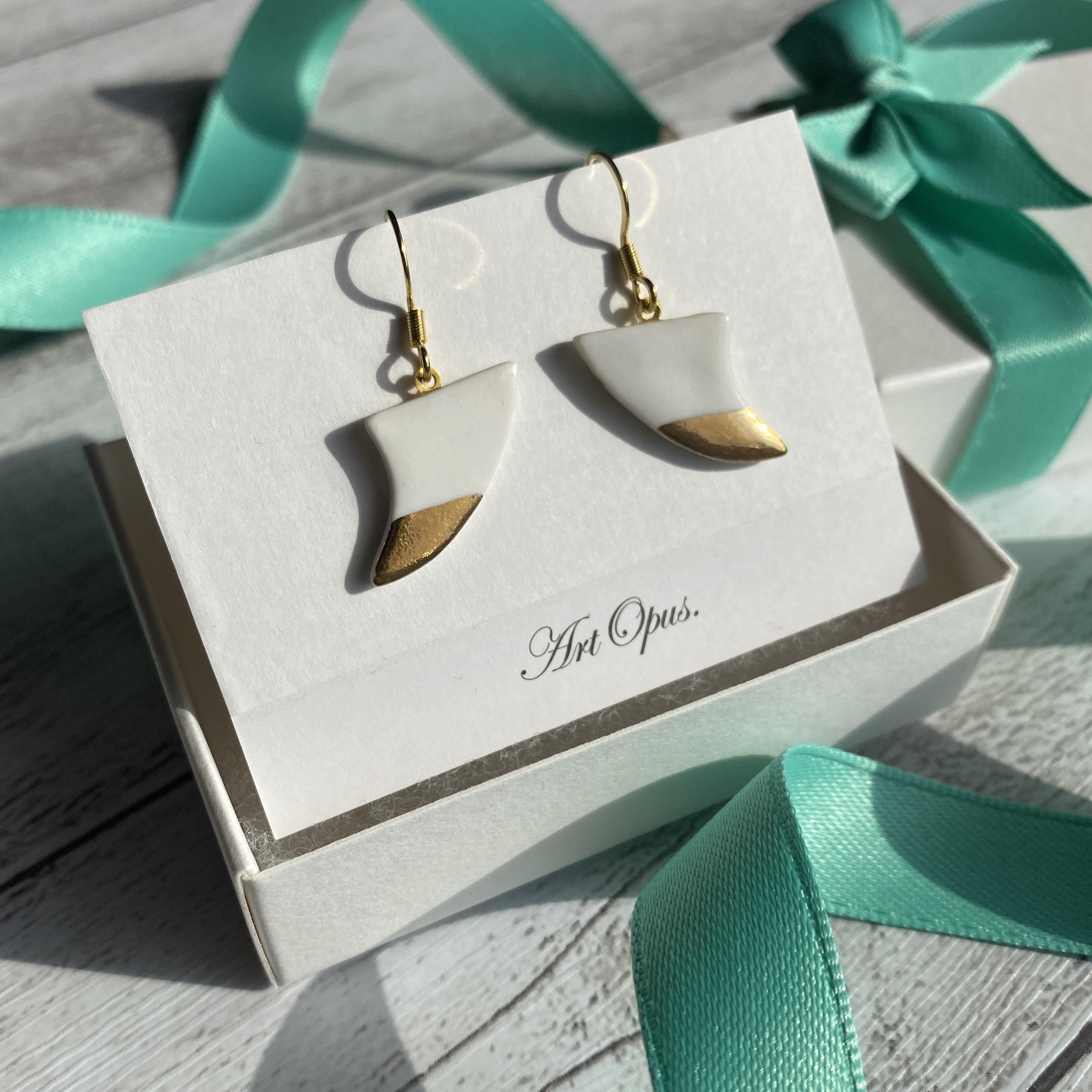 Art Opus.　Fin/ フィン　ピアスorイヤリング　ホワイト×ゴールド 4,510円