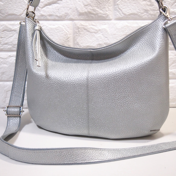 ★ハンドメイド★日本製★牛革★２ＷＡＹショルダーバッグ（ロングハンドル・肩掛け）★シルバー★コロンとしたスタイル★超軽量 6枚目の画像