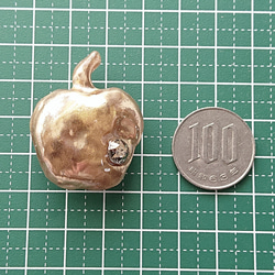No.95  イヴの金のリンゴ  ブローチ  スワロフスキー使用  りんご 林檎 4枚目の画像