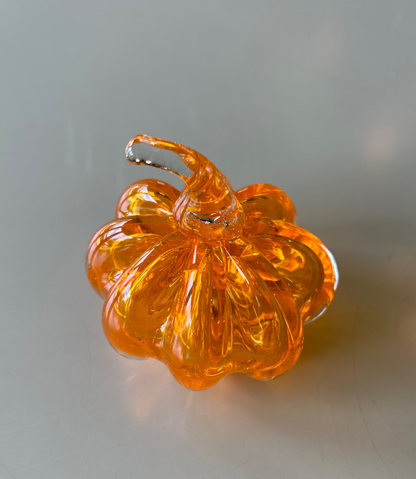 カボチャの置物　吹きガラス　オレンジ色 1枚目の画像