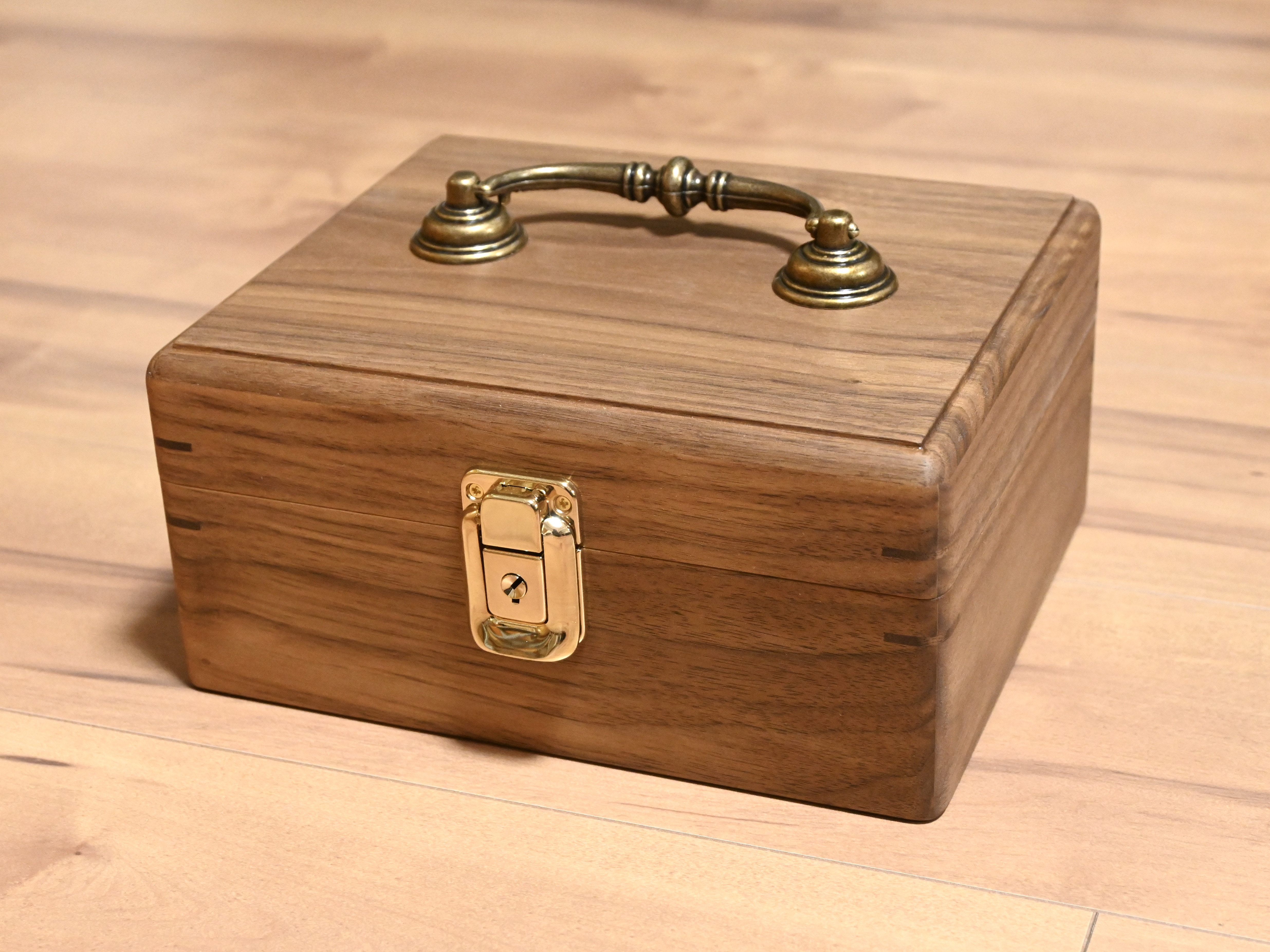 ウォールナットの手さげ金庫 (フリマ用レジ)