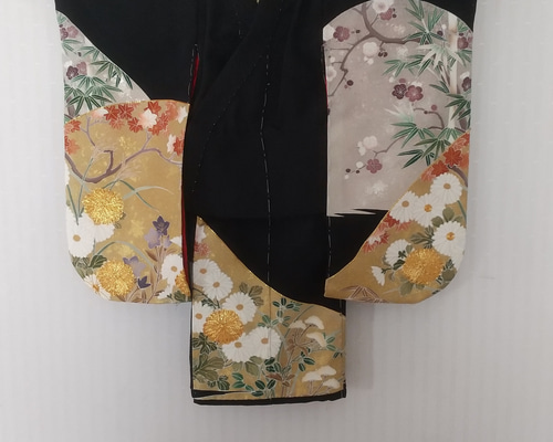黄菊、一部の白菊の中心部に日本刺繍(むしろぬい)を施した生地で