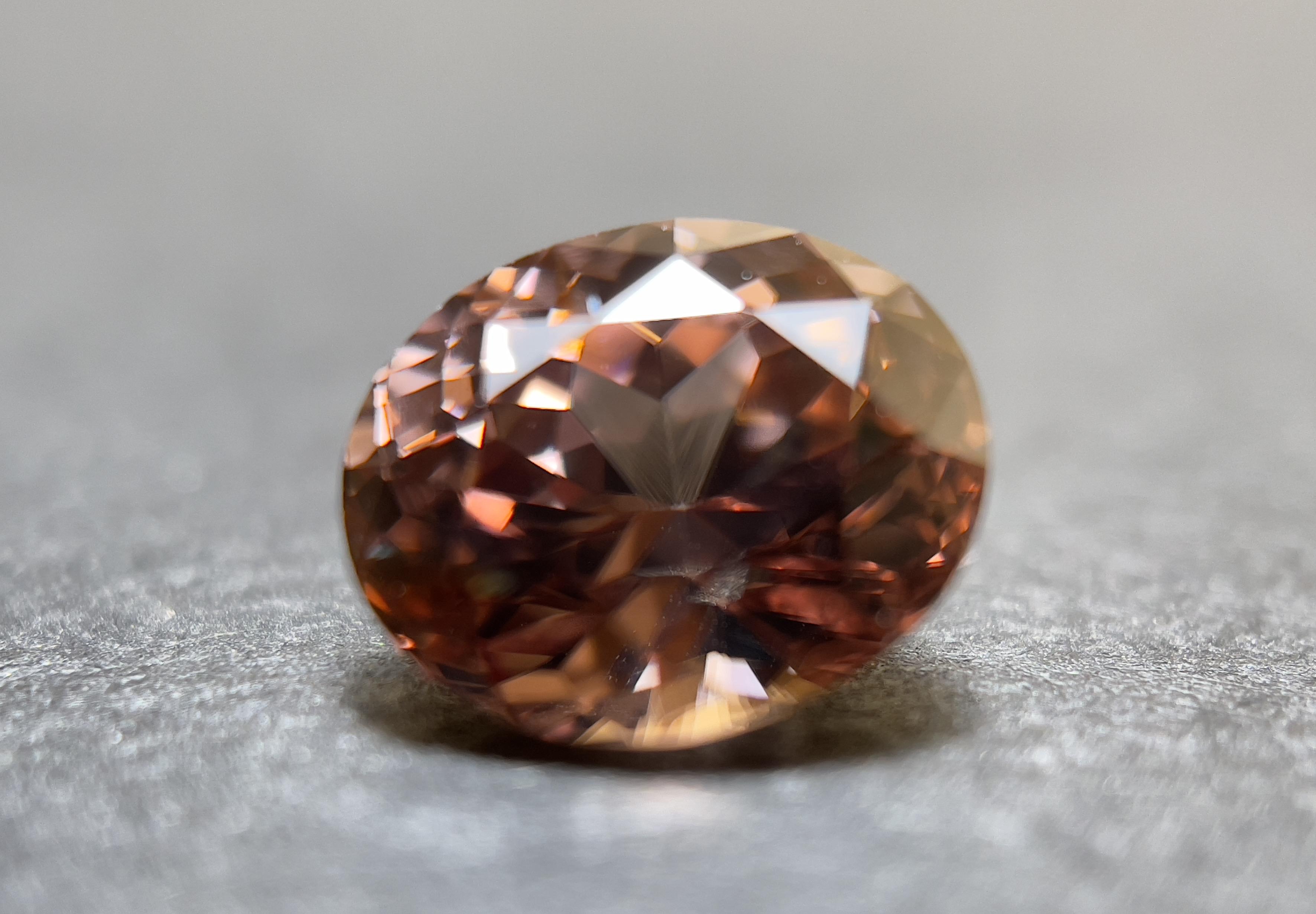 ジルコンルース オレンジがかった茶色のジルコン 1.90カラット オーバルカット 美しい おすすめ 石 スリランカ原産