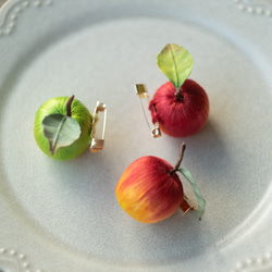 赤毛のアン の 小さな りんご ブローチ （赤・青） 6枚目の画像