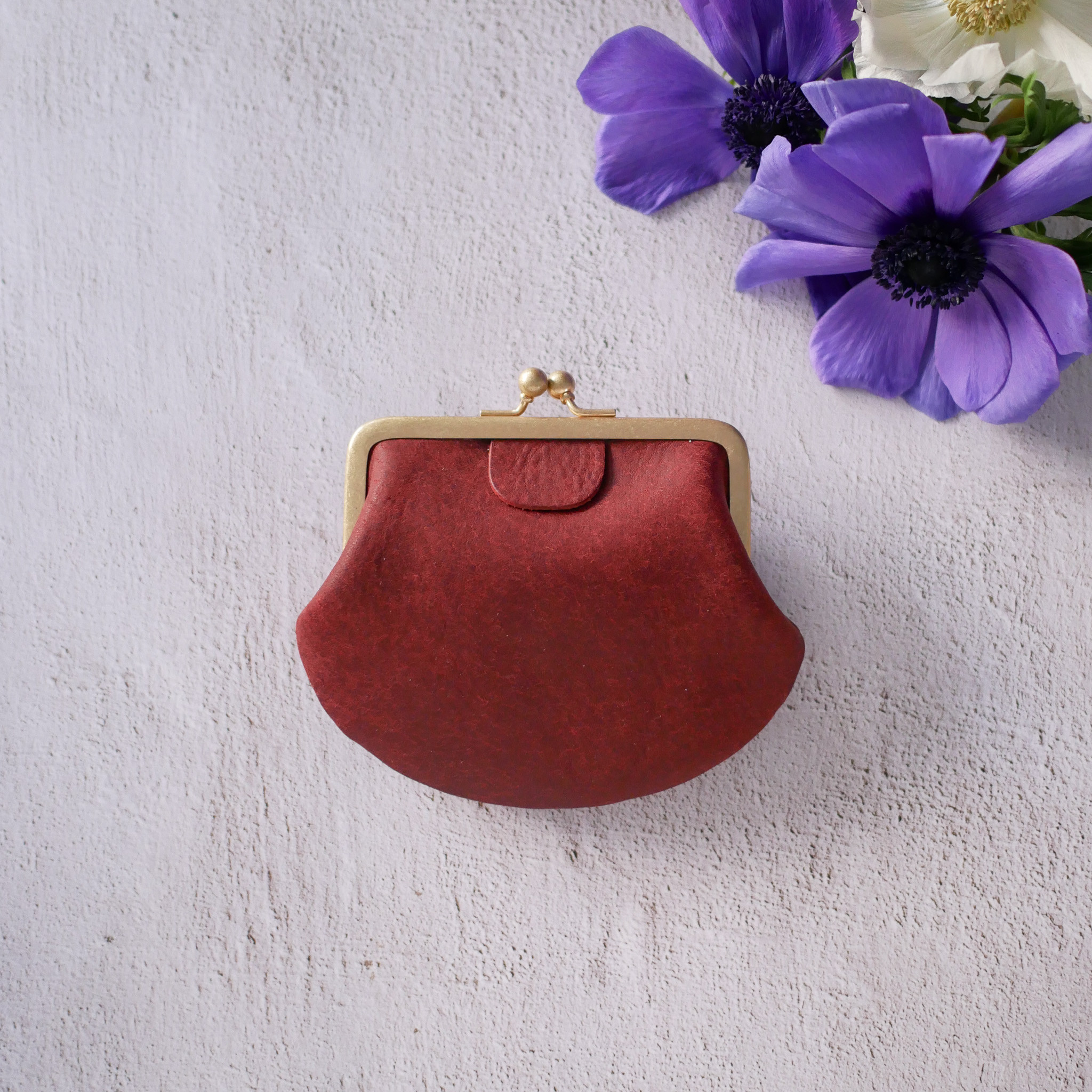 素朴な表情が魅力「クラッシックながまぐち財布・M」ワインレッド