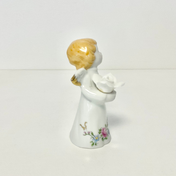 白瓷天使雕像手握白玫瑰 第4張的照片