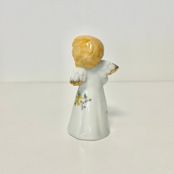 白瓷天使雕像手握白玫瑰 第6張的照片