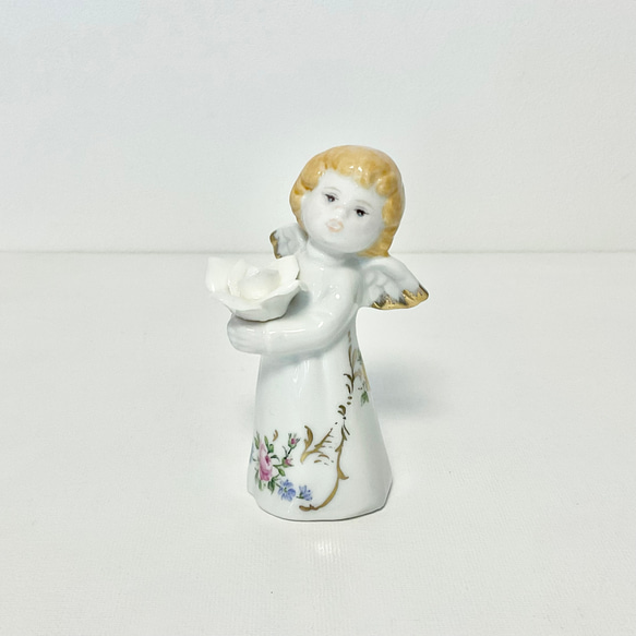 白瓷天使雕像手握白玫瑰 第1張的照片