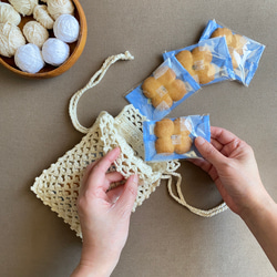 手編み　クッキーの巾着袋＊整理らくちん中身が透けるバッグインバッグ♢アイボリー　ナチュラルなクロッシェレース 4枚目の画像