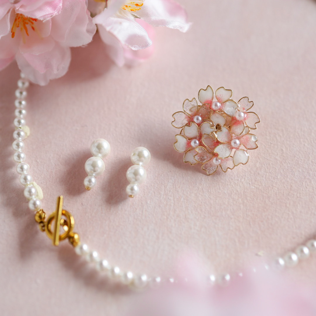 【新春福袋】卒・入学式3点セット桜と貝パールの普段使いもできる　ブローチ　ネックレス　ピアス／イヤリング 5,040円