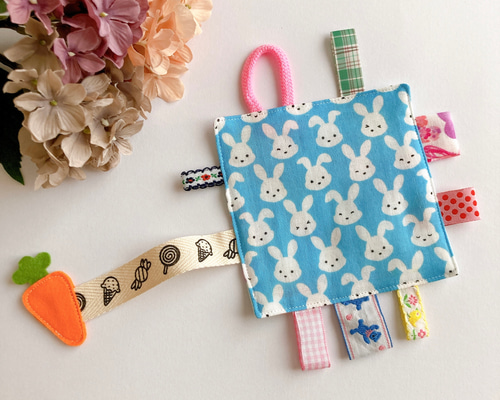 【訳あり】カシャカシャおもちゃ　タグハンカチ　知育玩具 訳あり】カシャカシャおもちゃ タグハンカチ 知育玩具 - メルカリ