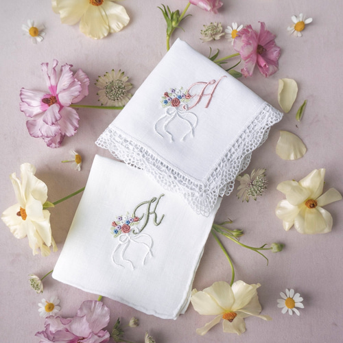 フラワーbouquetイニシャル刺繍ブライダルハンカチ✳︎名入れ 刺繍