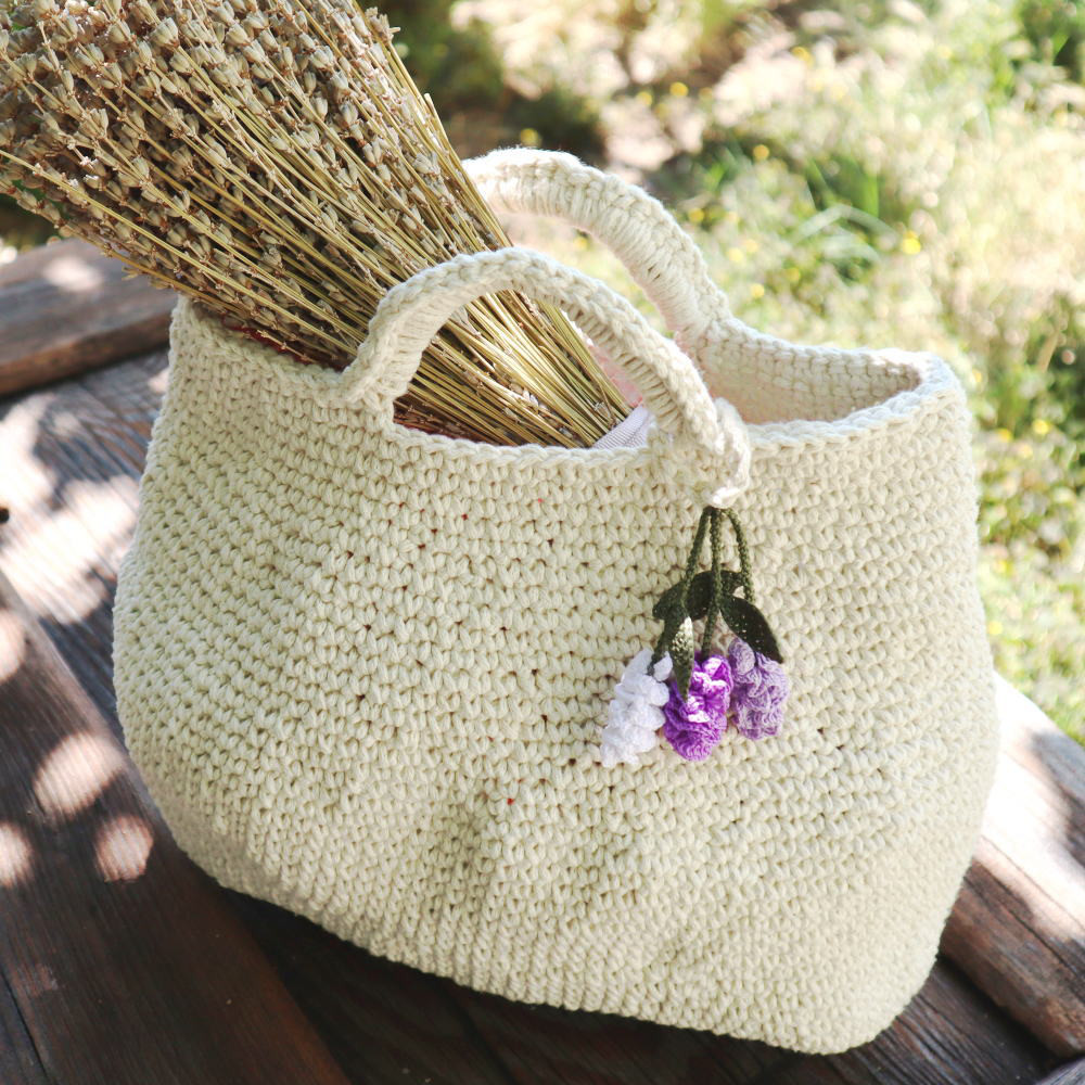 オヤのチャーム付き マクラメバッグ「ラベンダー」エクル