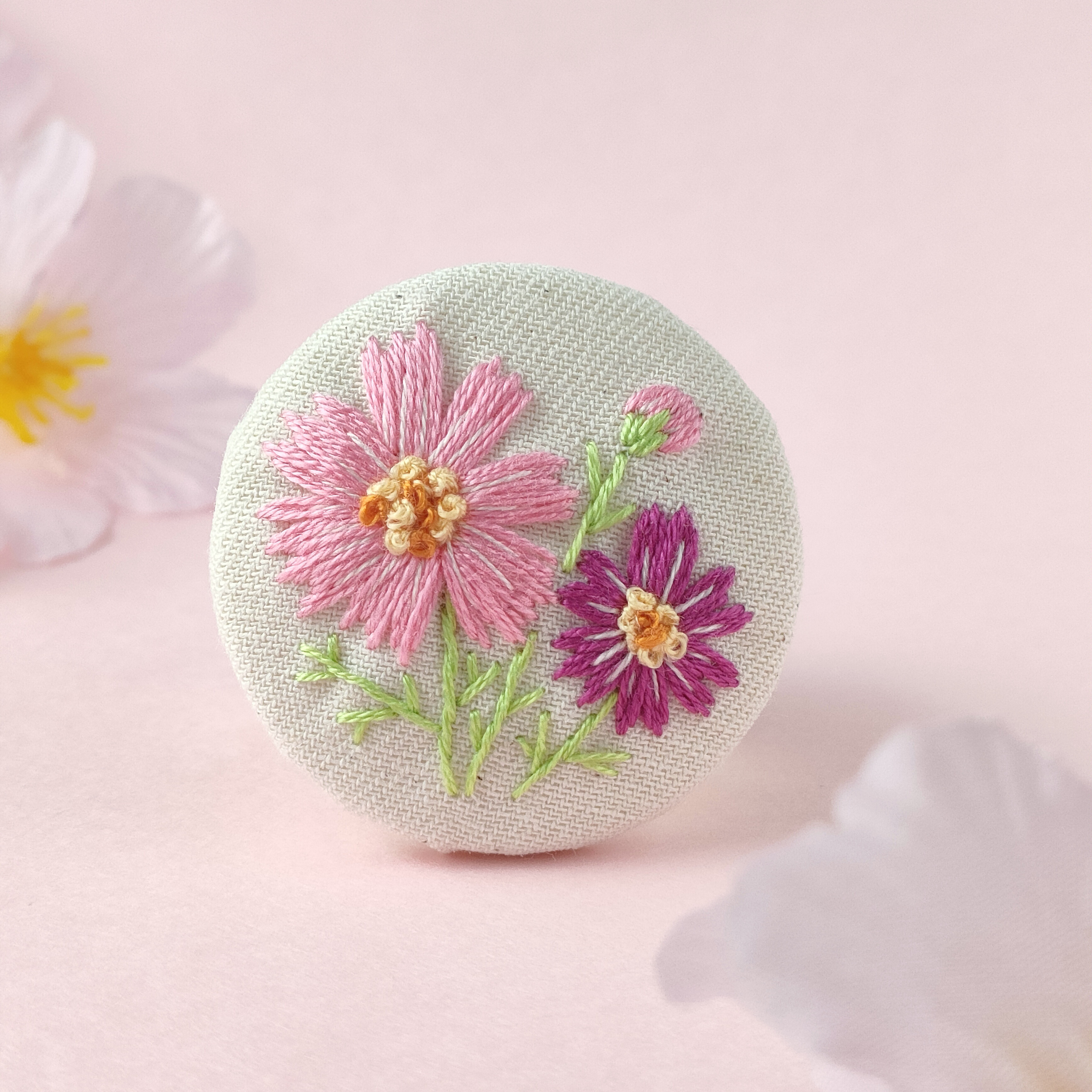 ピンクコスモスの刺繍ブローチor刺繍ヘアゴム 秋 ブローチ かな
