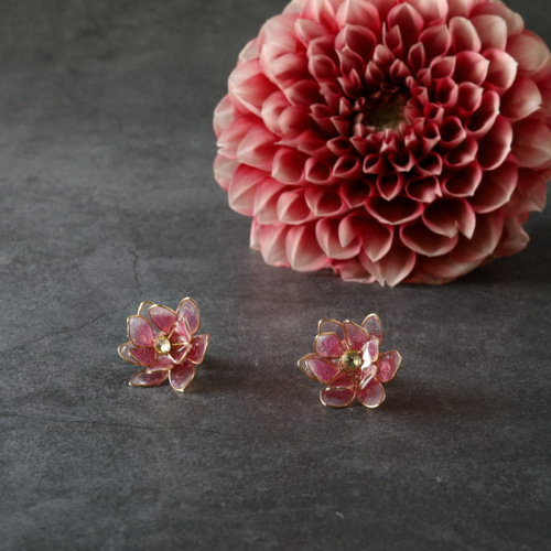 小さなダリアのピアス/イヤリング 秋の花 9月誕生月花 ピアス