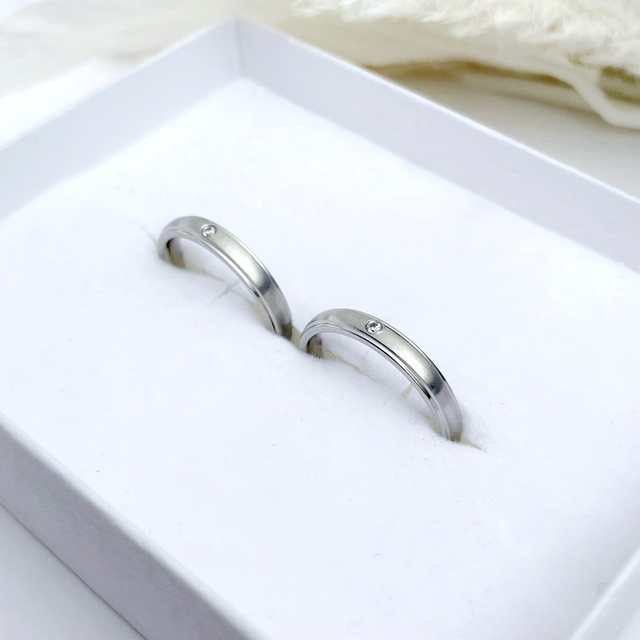 『優美な一粒ダイヤモンド 』 ペアリング 艶消し加工 指輪 マリッジリング 名入れ 刻印 結婚指輪 ステンレス 誕生石