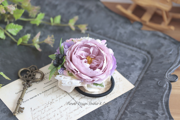 モーブピンクの薔薇のヘアゴム　お花　ヘアゴム　薔薇　バラ　ヘアゴム　パール　髪飾り　ビジュー　アジサイ 3枚目の画像
