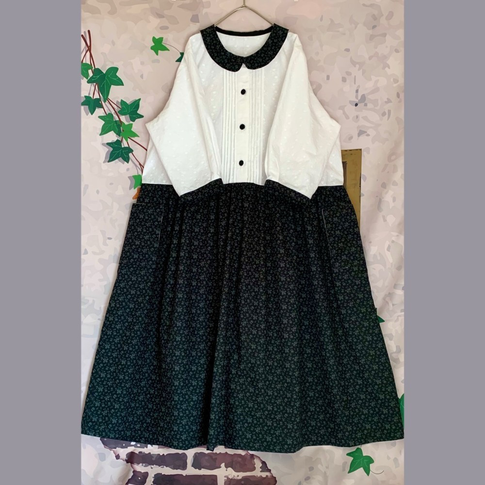 １枚で決まる　レトロ　クラシカル　白い小花刺繍レースと黒い小花柄ローン　ウエストギャザー切替ワンピース