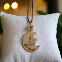 ひとつのチャームで家族、友達や大切人の絆を表す～星と三日月の木製