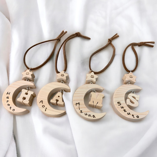 ひとつのチャームで家族、友達や大切人の絆を表す～星と三日月の木製