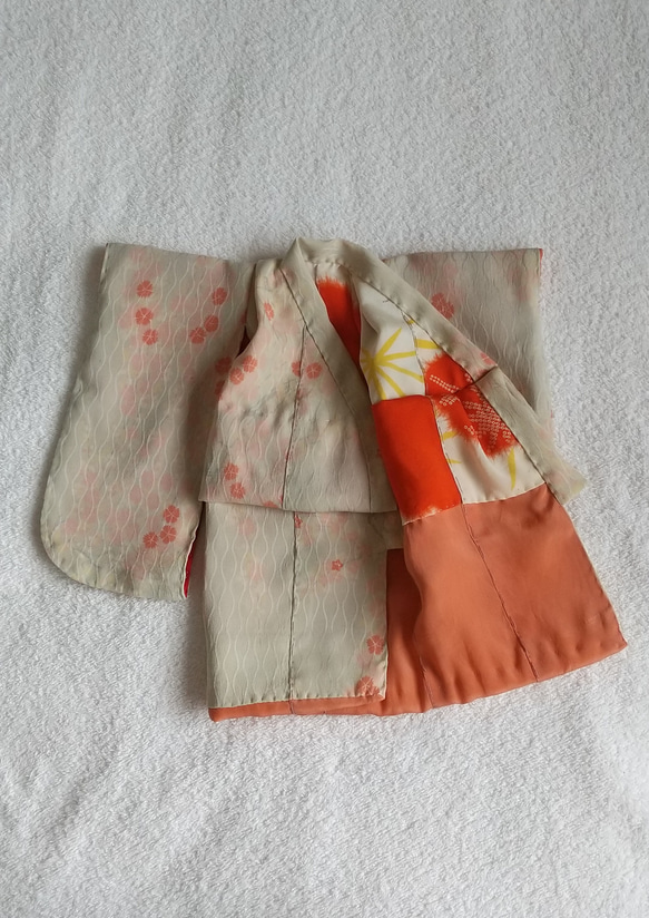和、洋人形さんの「袷」の着せ替えお着物です。 正絹古着物を手解き、全て手縫いで仕立てました。 2枚目の画像