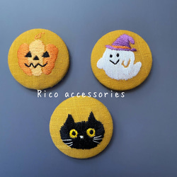 ハロウィン・おばけと黒猫とジャックオランタンの手刺繍ブローチ 1枚目の画像