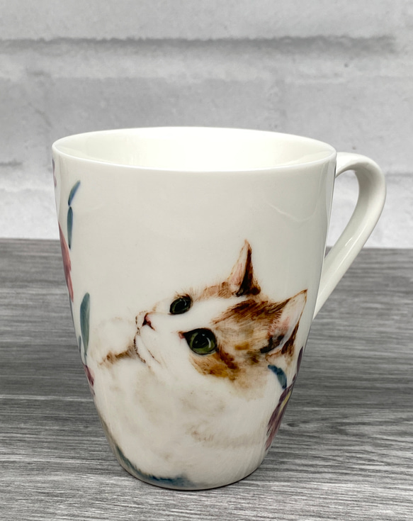 釉下彩手繪馬克杯。貓與鳶尾花 第1張的照片