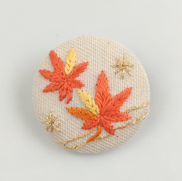 受注制作】オレンジもみじの刺繍ミニブローチ こっくり秋 ブローチ