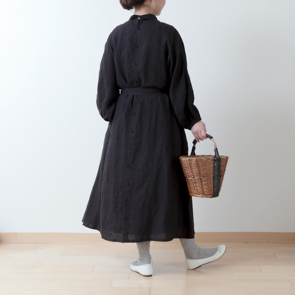 可愛捲袖法式亞麻 A 字連身裙，背部胡桃木紐帶：黑色 第8張的照片
