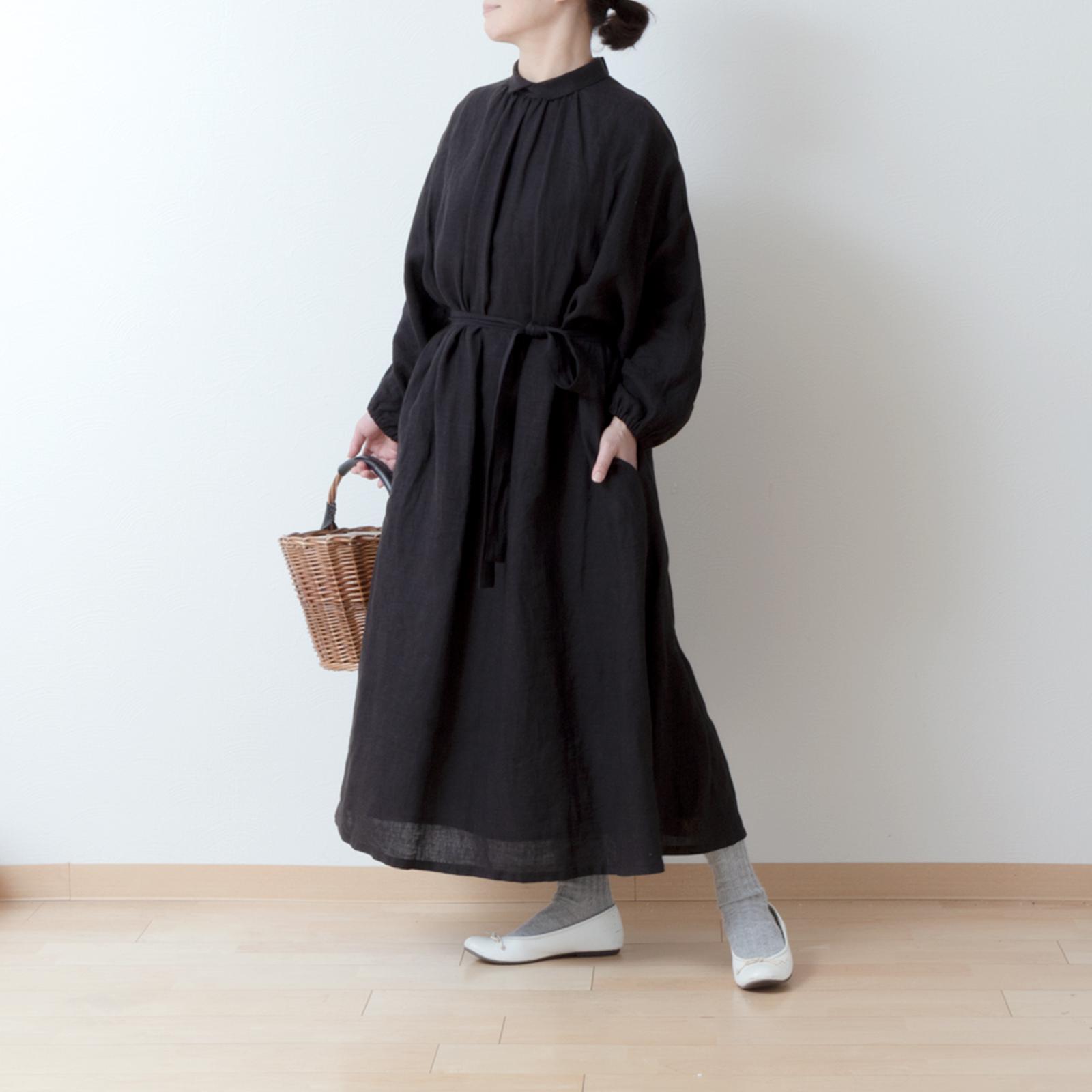 バックくるみ釦が大人かわいいボリューム袖フレンチリネンAラインワンピース：ブラック