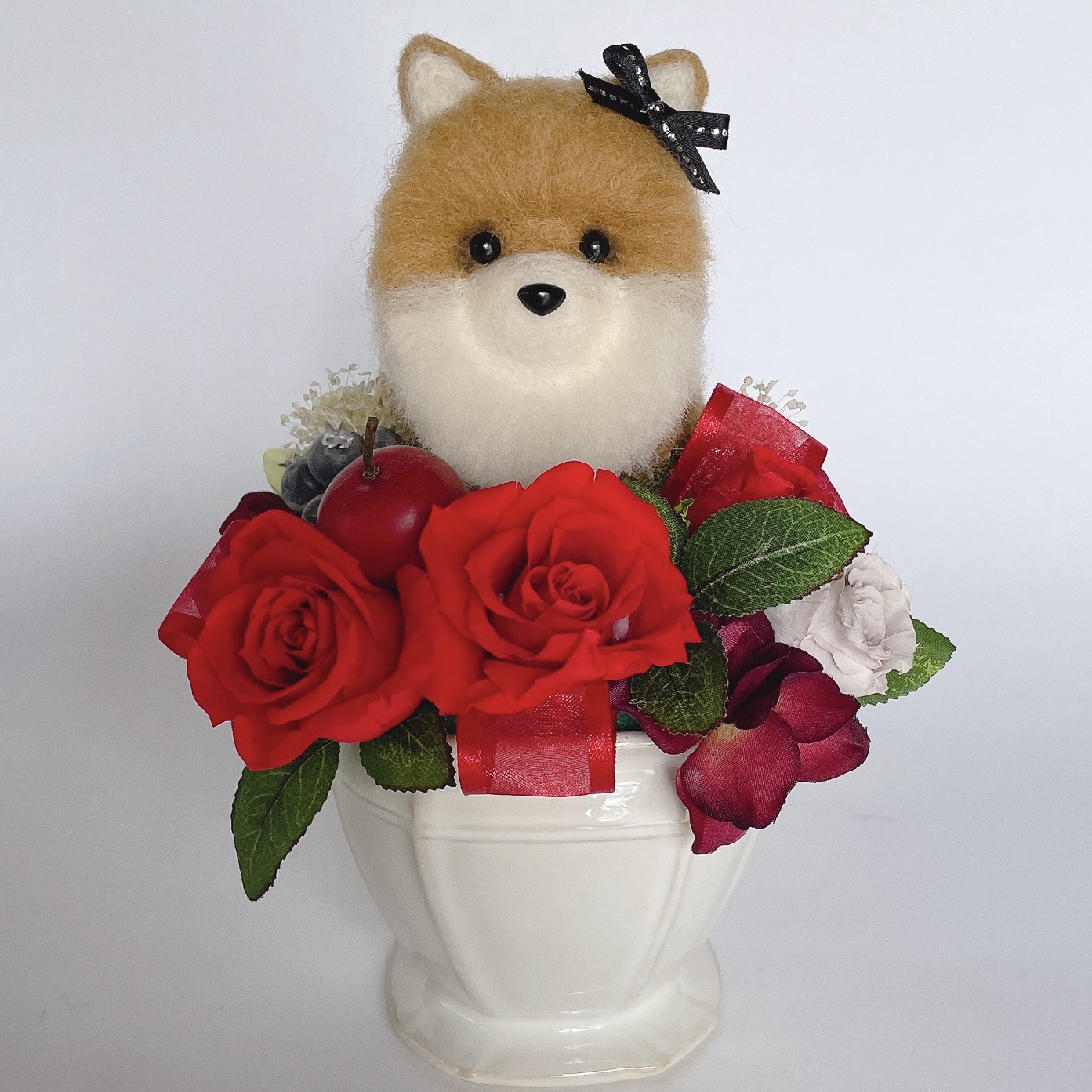 ポメラニアンとリンゴのプリザーブドフラワーアレンジメント（赤）　犬　母の日