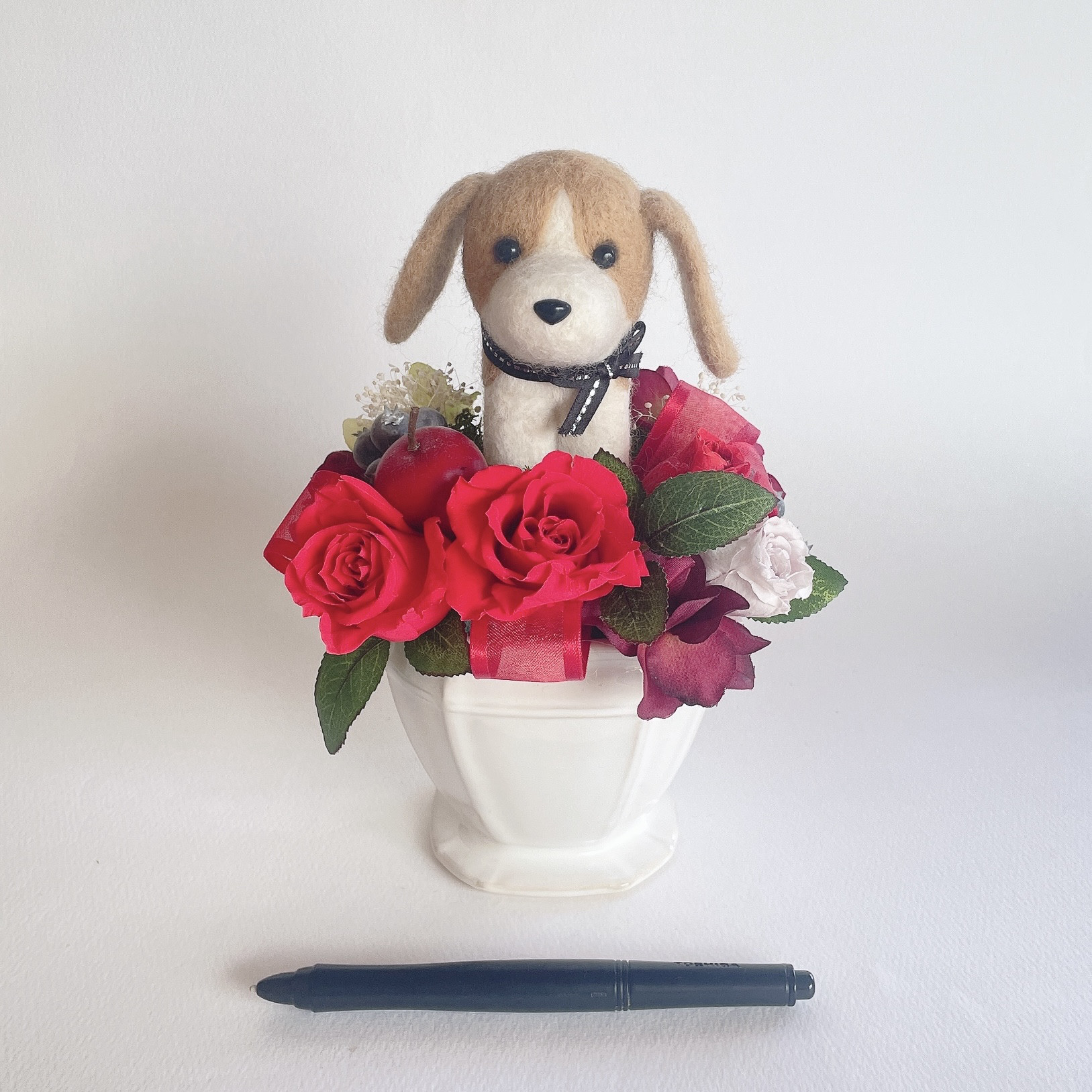 ビーグルとリンゴのプリザーブドフラワーアレンジメント（赤）　犬　母の日