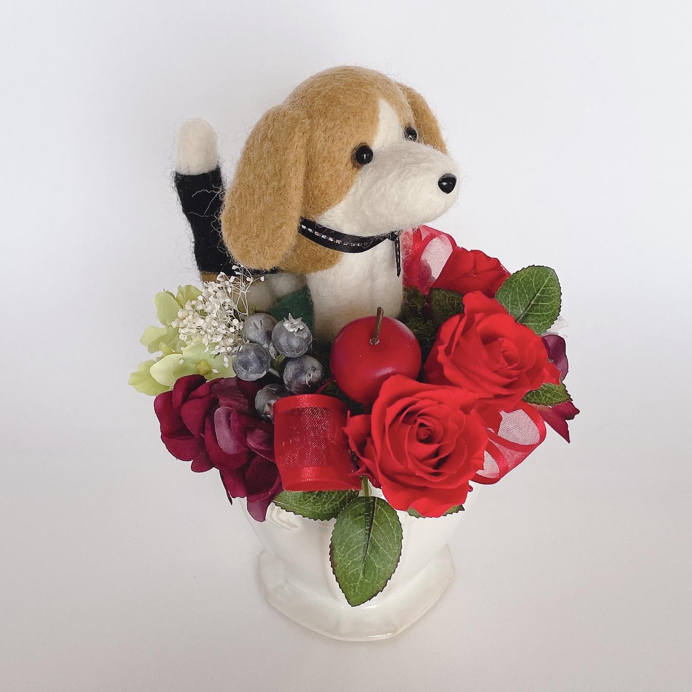 ビーグルとリンゴのプリザーブドフラワーアレンジメント（赤）　犬　母の日