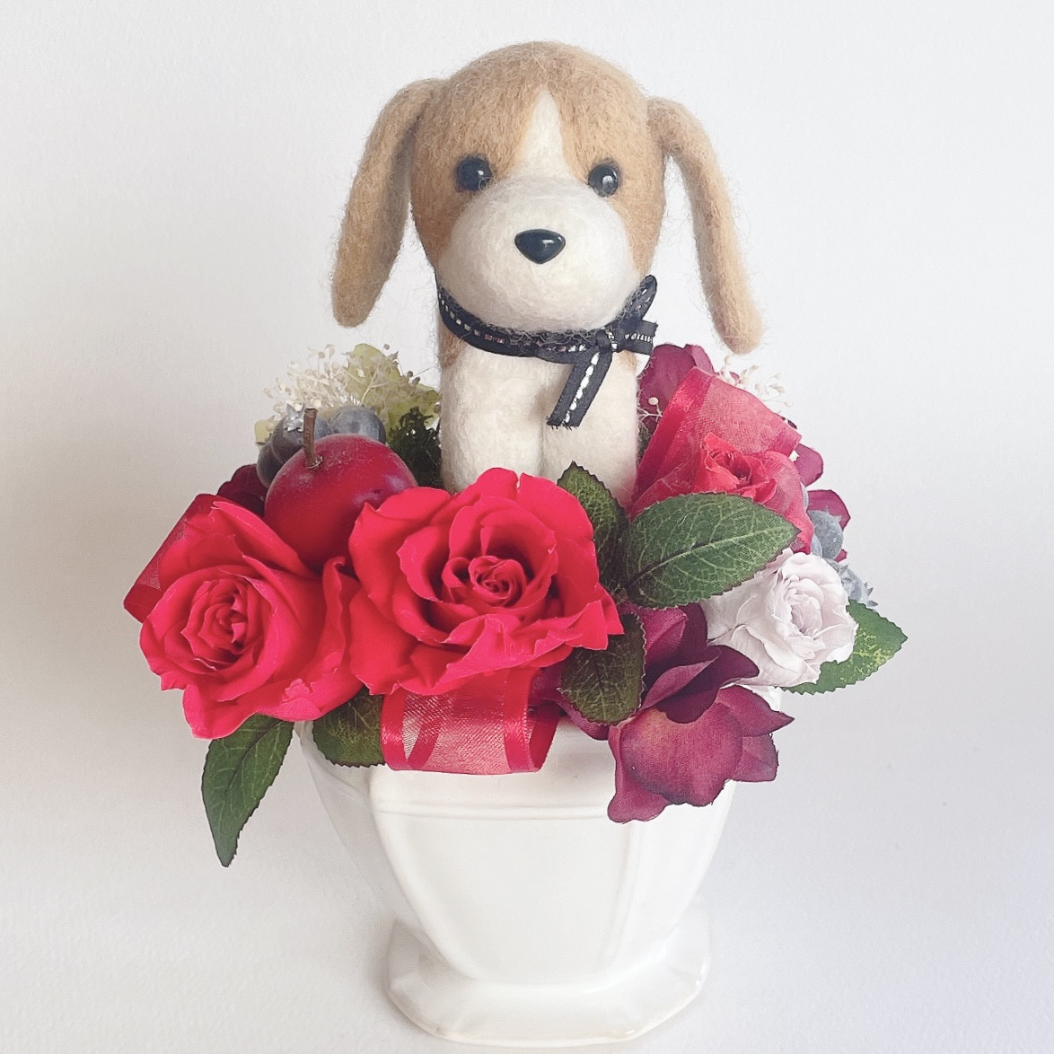 ビーグルとリンゴのプリザーブドフラワーアレンジメント（赤）　犬　母の日