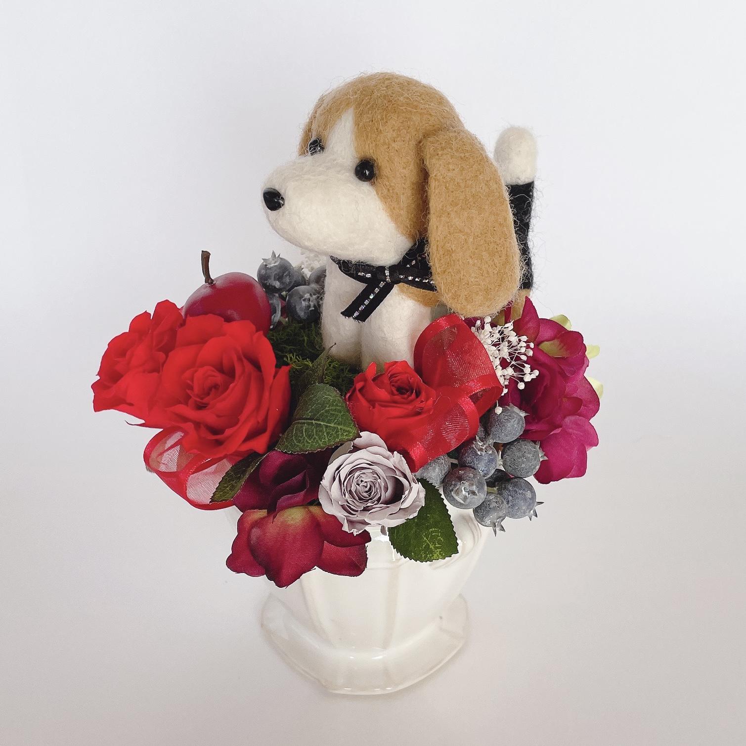 ビーグルとリンゴのプリザーブドフラワーアレンジメント（赤）　犬　母の日