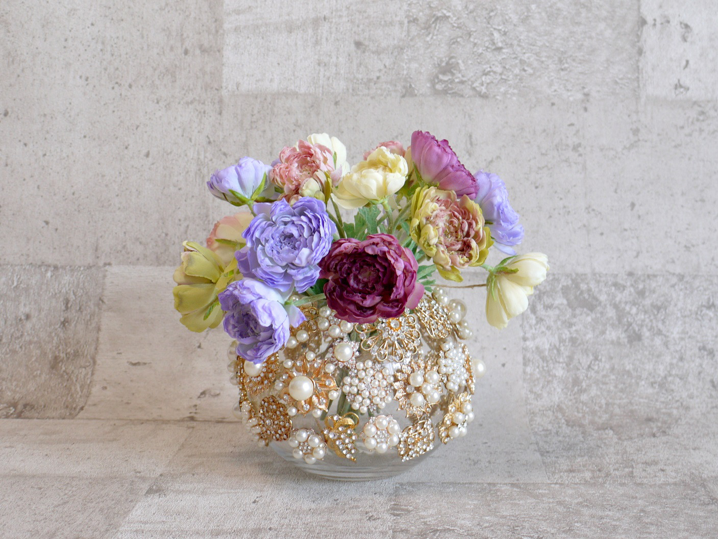 ナランキュラスのブーケを添えたセレブの器　大きなGOLDブローチボール