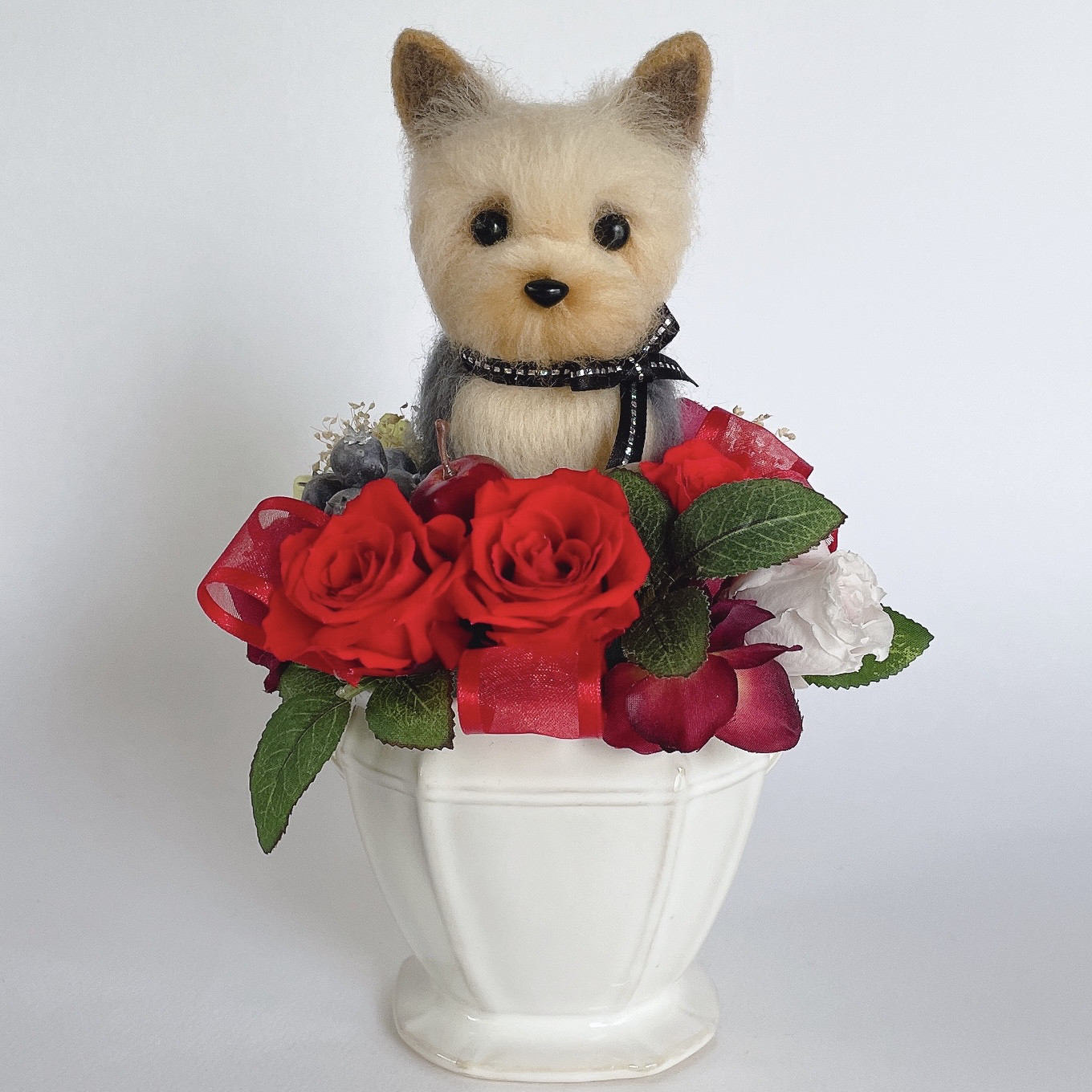 ヨークシャーテリアとリンゴのプリザーブドフラワーアレンジメント（赤）　犬　母の日